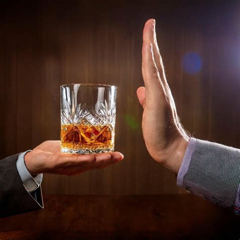 Ľudia pijú alkohol na spoločenskom stretnutí