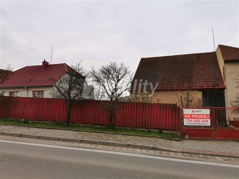 Interiér vinárskej stodoly s regálmi plnými fliaš