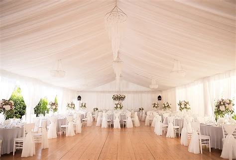 Veľká stodola pripravená na svadobnú hostinu