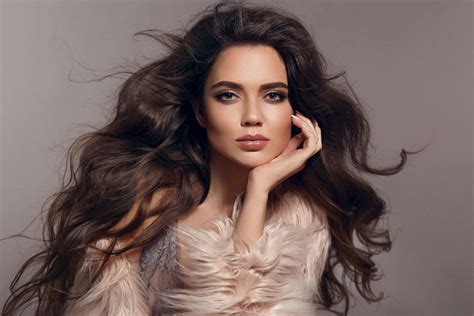 Žena s lesklými vlasmi