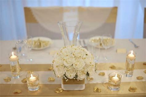 Svadobný stôl s výzdobou a fľašami vína