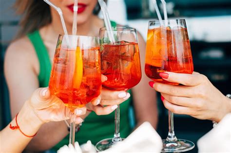 Dva signature drinky, jeden alkoholický a jeden nealkoholický