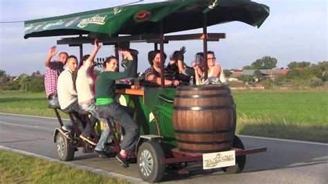 Pivný bicykel s ľuďmi