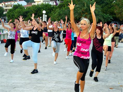 Ilustrácia páru pri objatí