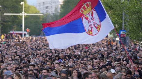 Ľudia popíjajúci v spoločnosti