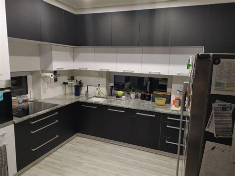 osamelý človek pri okne