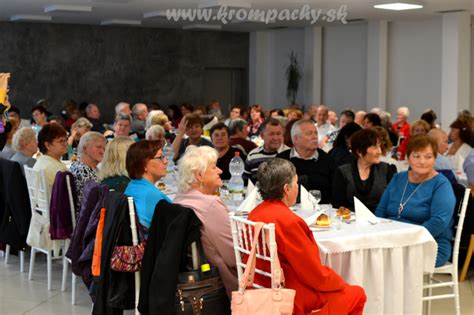 Ľudia pri spoločenskom posedení