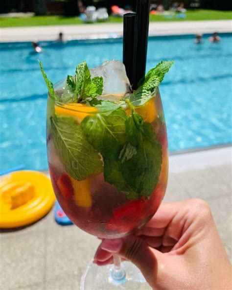 Pohár s ovocným nápojom