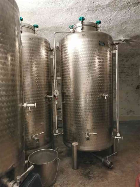 Moderné nerezové tanky vo vinárstve