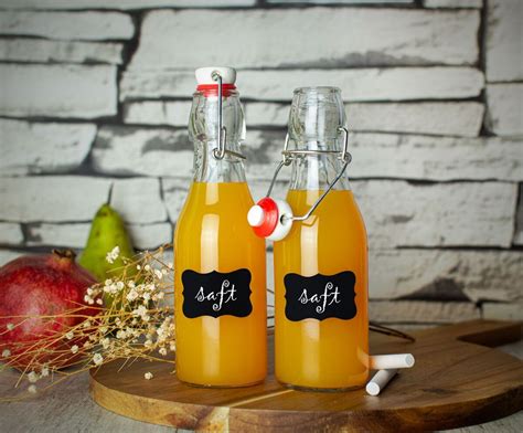 Ilustrácia sklenených fliaš s malinovým likérom