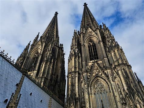 Ilustrácia kolínskej katedrály a typických pohárov na Kölsch