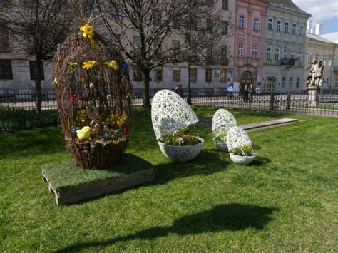 Slovenská veľkonočná výzdoba s kraslicami a bahniatkami