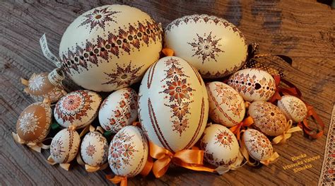 Veľkonočné vajíčka rôznych farieb a zdobení