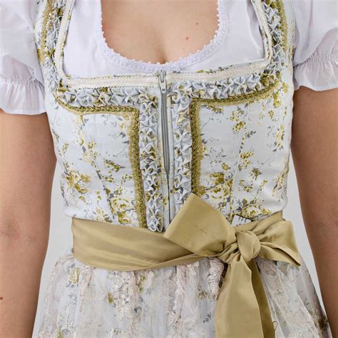 Detail tradičného bavorského kroja Dirndl