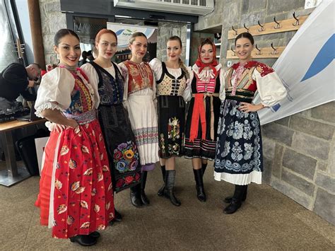 Ľudia v tradičných krojoch pri štefanskej zábave