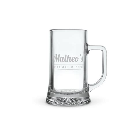 Detailný pohľad na gravírovaný nápis na pivovom krígli