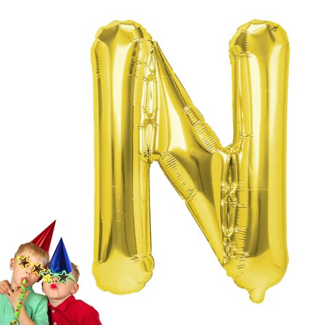 Proces pieskovania skla pre vytvorenie nápisu