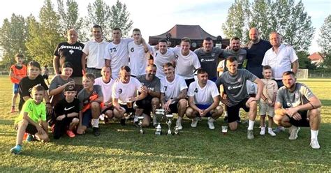 Muž relaxujúci s pivom v ruke po práci