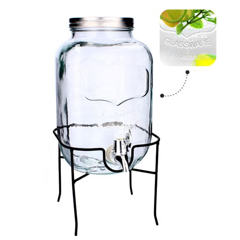 Džbány s vodou a ovocím