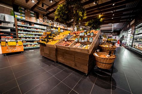 Interiér modernej predajne s alkoholom