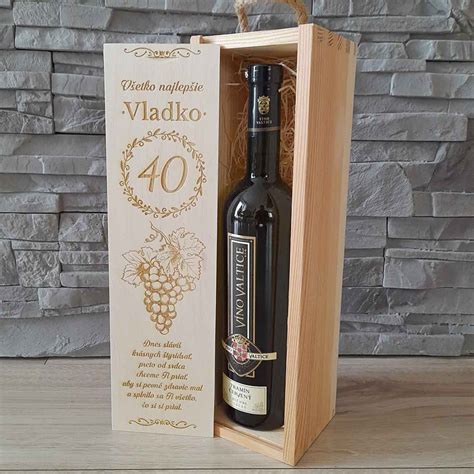 Zákazník si vyberá fľašu vína z regálu