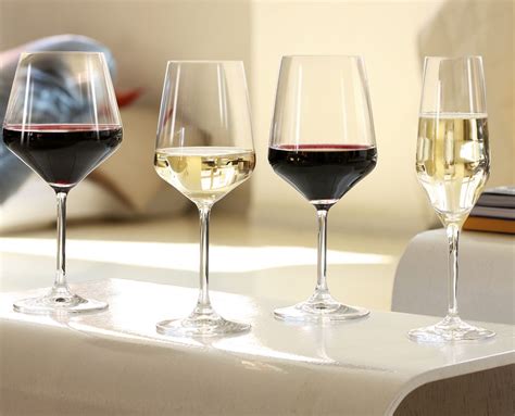 sada pohárov na víno rôznych tvarov