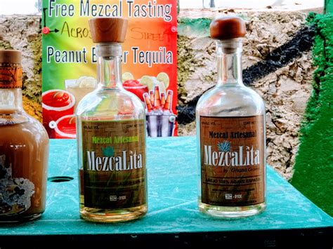 Fľaša mezcalu s červíkom