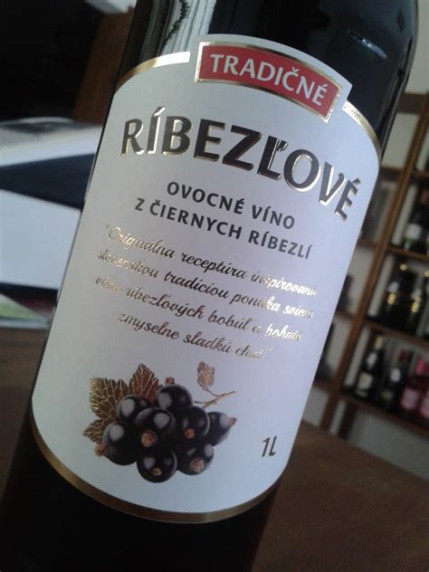 tmavočervené víno z čiernych ríbezlí v pohári