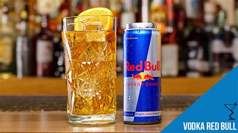 Ilustračná fotografia dvoch pohárov s nápojom Vodka Red Bull