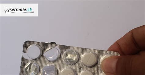 Ilustrácia pohára vody a liekov proti bolesti pri posteli