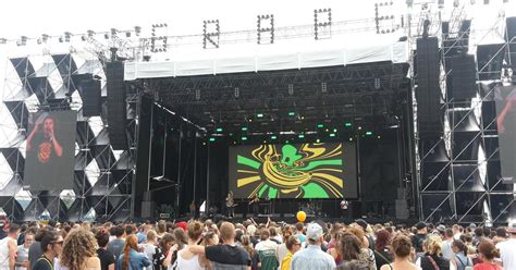 Návštevníci objavujú novú hudbu na festivale