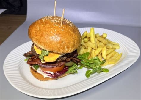 Atraktívny burger s hranolkami