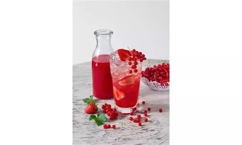 Pohár s červeným šípkovým sirupom