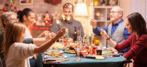 Ľudia pri vianočnom stole
