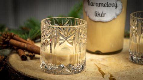 Vaječný likér v pohári so šľahačkou a škoricou