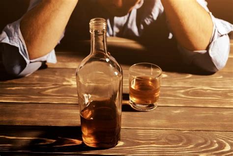 Ľudia popíjajúci alkohol na spoločenskom stretnutí