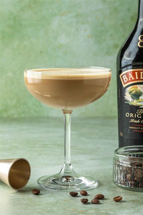 Zostavený koktail Orgazmus s vodkou a Baileys