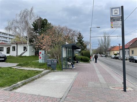 Zobrazenie dobového hostinca s ľuďmi popíjajúcimi víno