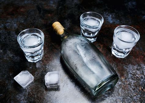 Fľaša vodky vedľa misky s pripraveným Trifle