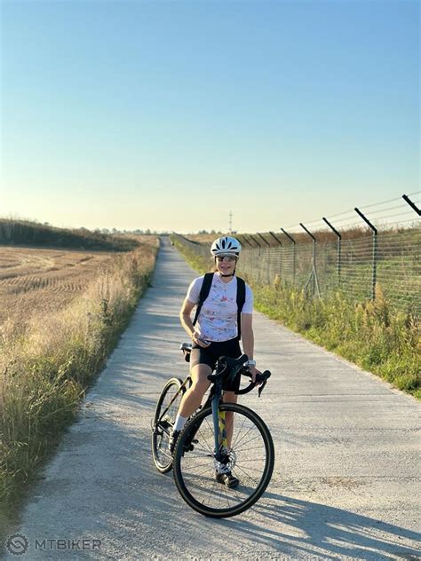 cyklista na bicykli s prilbou a reflexnými prvkami