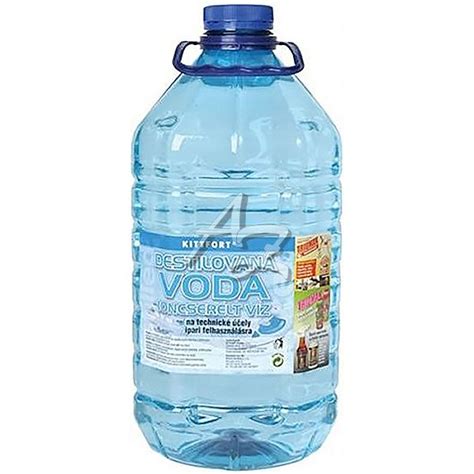 Fľaše s rôznymi typmi vody - destilovaná, pramenitá, minerálna