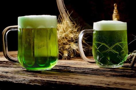 Ilustrácia dvoch pohárov zeleného piva s tradičnými veľkonočnými symbolmi.