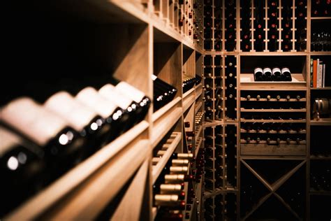 Sklad vína s rôznymi fľašami a stojanmi