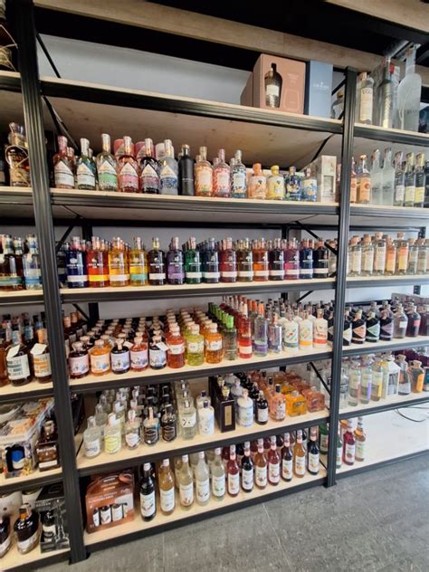 Široký výber fliaš s rôznymi alkoholickými nápojmi