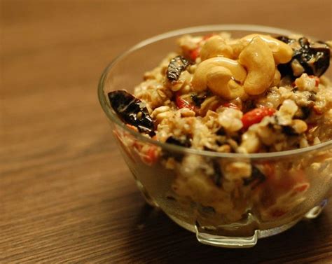 Miska so sušeným ovocím a alkoholom