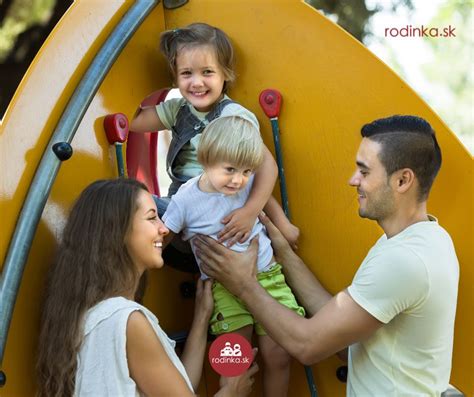 Ilustrácia rodiny, kde rodičia pijú alkohol pred deťmi