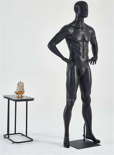 Muž stojaci na bedni s whisky