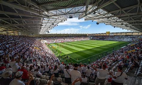 Fanúšikovia sledujúci futbalový zápas na štadióne