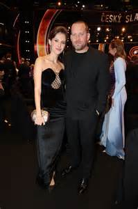 dve rodiny pri vinárskom stole