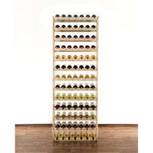 Detail platinovej povrchovej úpravy kovového stojana na víno